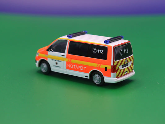VW T6 Rettungsdienst Leverkusen - Notarzt - Modellbus Rietze 53797
