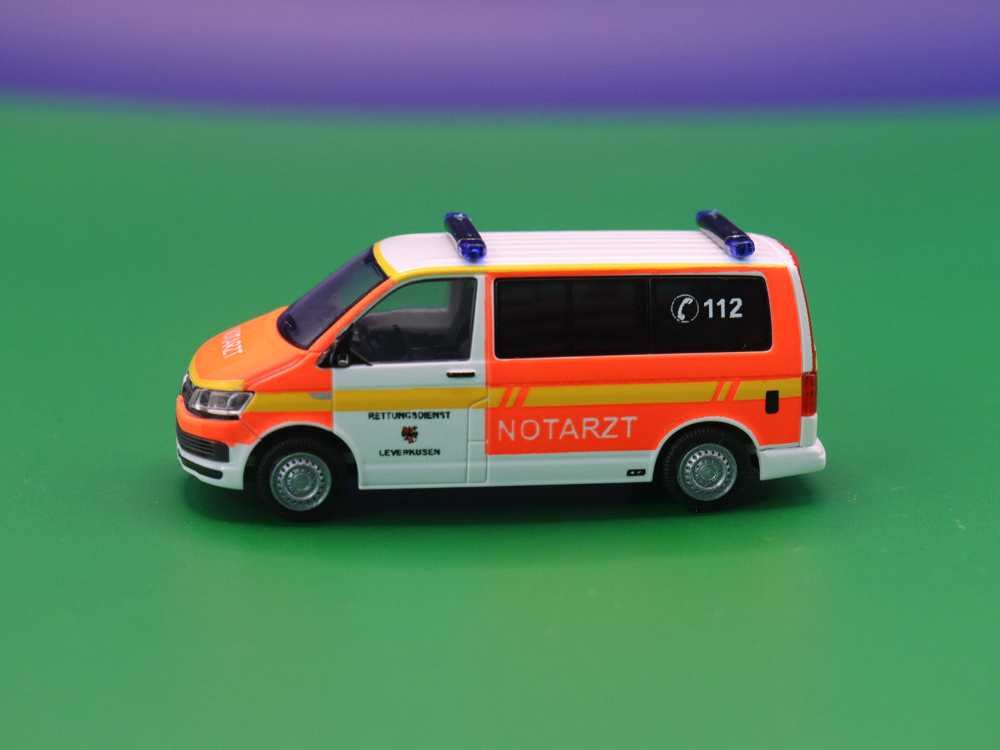 VW T6 Rettungsdienst Leverkusen - Notarzt - Modellbus Rietze 53797