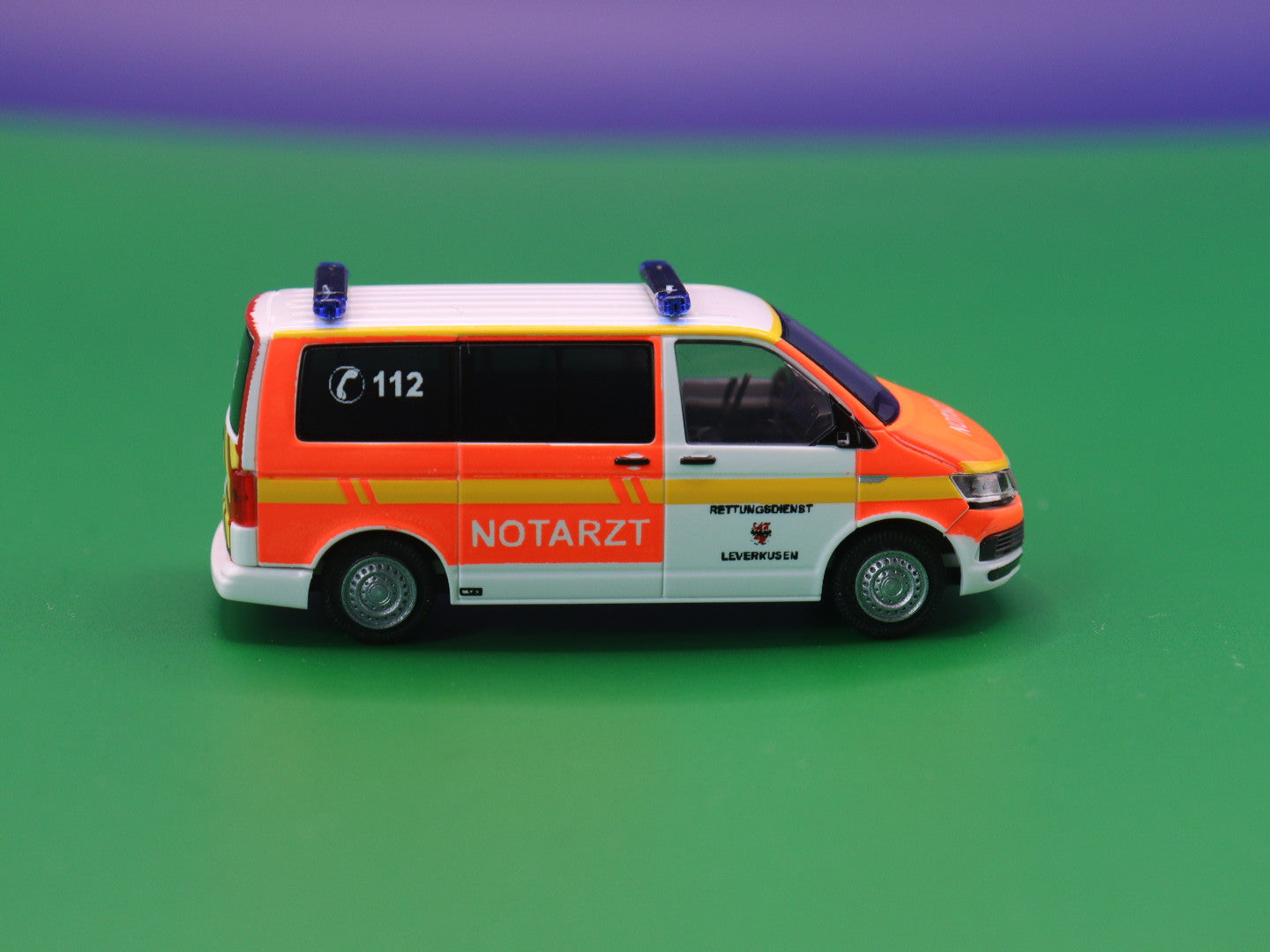 VW T6 Rettungsdienst Leverkusen - Notarzt - Modellbus Rietze 53797
