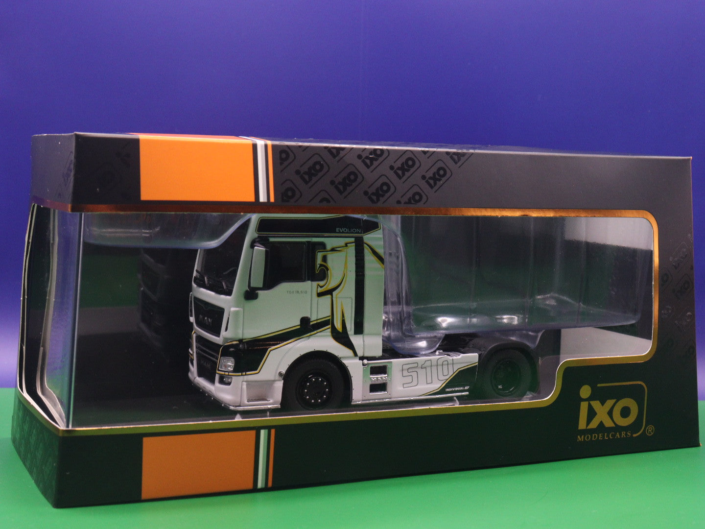 MAN TGX XXL D 38 - LKW Zugmaschine weiss - IXO LKW Modell 1:43