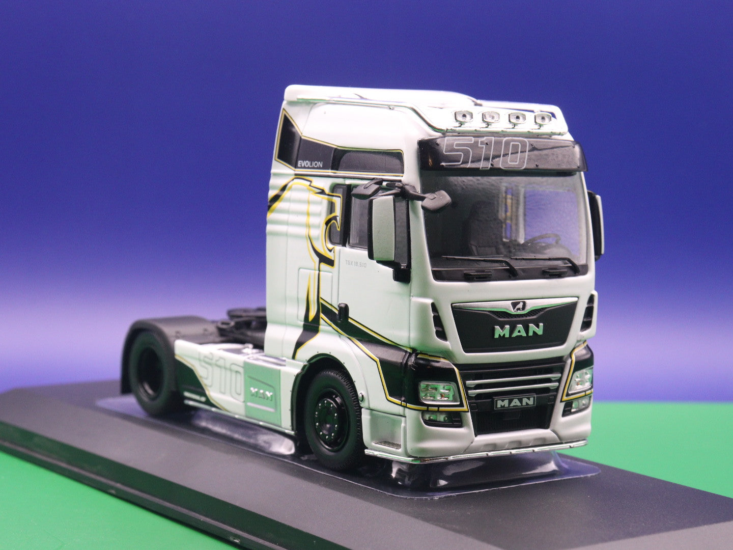 MAN TGX XXL D 38 - LKW Zugmaschine weiss - IXO LKW Modell 1:43