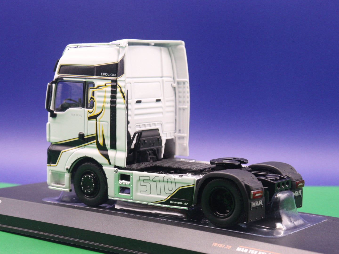 MAN TGX XXL D 38 - LKW Zugmaschine weiss - IXO LKW Modell 1:43