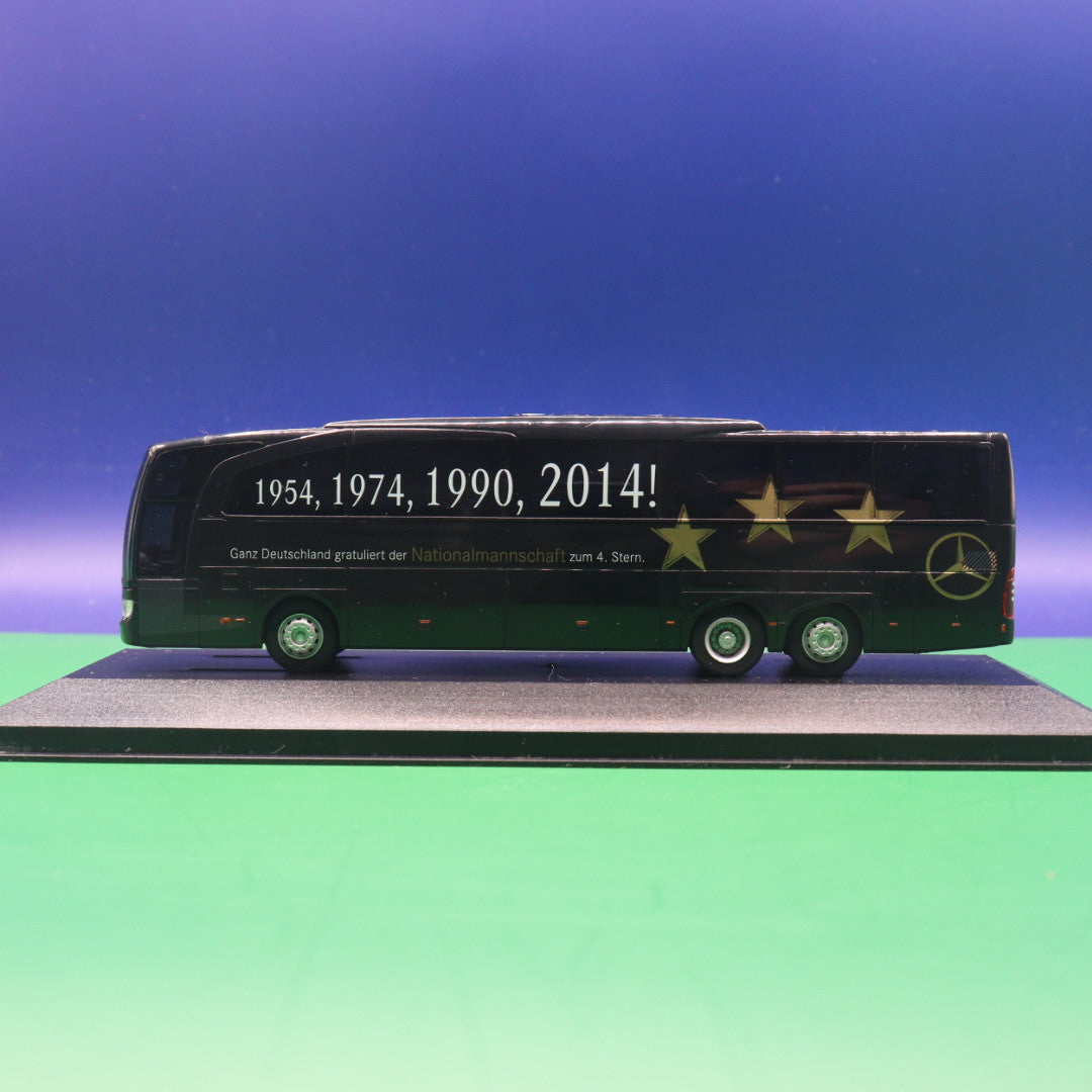 Mercedes Benz Travego - DFB Nationalmannschaft 4. Stern - Weltmeister fahren Mercedes Benz - Modellbus Rietze