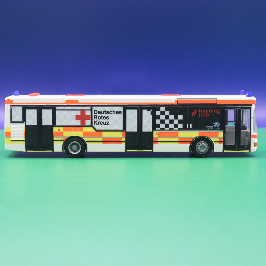 MAN NL 202 - DRK Hannover Impfbus - Modellbus Rietze 75027 Mit Vitrine