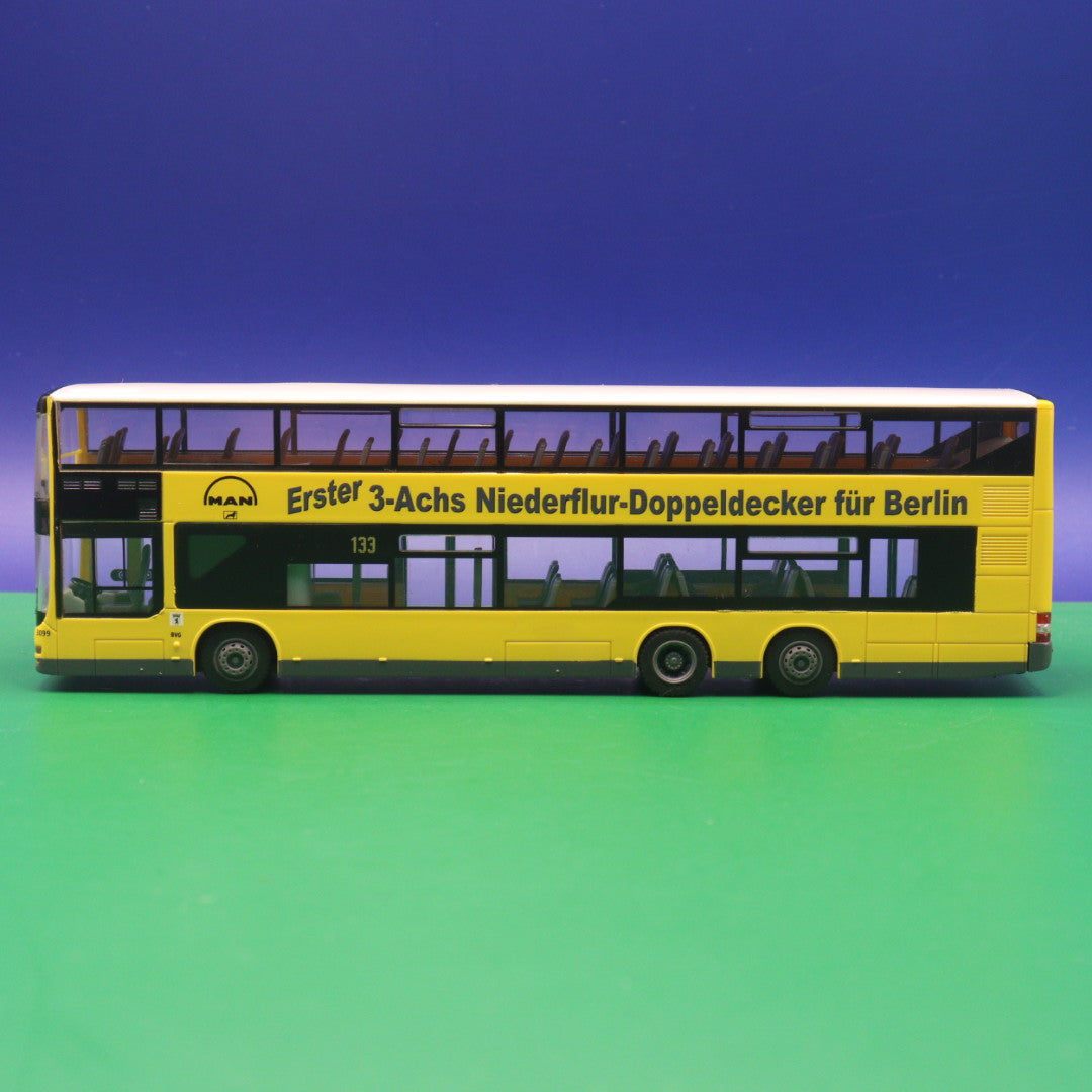MAN DL07 - BVG Berlin - Erster 3 Achs Niederflur - Linie 133 S+U-Bahnhof Rathaus Spandau - Modellbus Rietze 67316