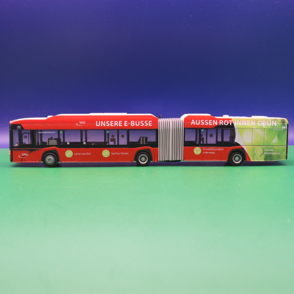 Solaris Urbino 18 - VAG Freiburg - Innen Grün Aussen Rot - Modellbus Rietze 76709