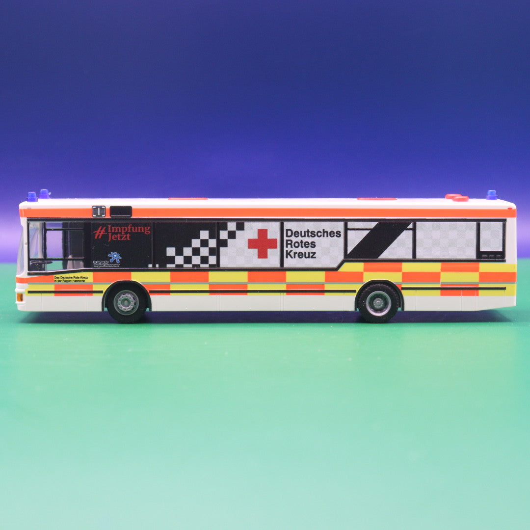 MAN NL 202 - DRK Hannover Impfbus - Modellbus Rietze 75027 Mit Vitrine