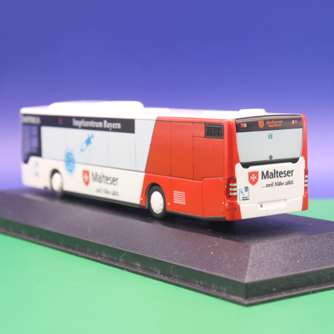 Mercedes Benz O530 Citaro C2 - Malteser Impfbus Bayern - mit Präsentierbox - Modellbus Ritze 69911