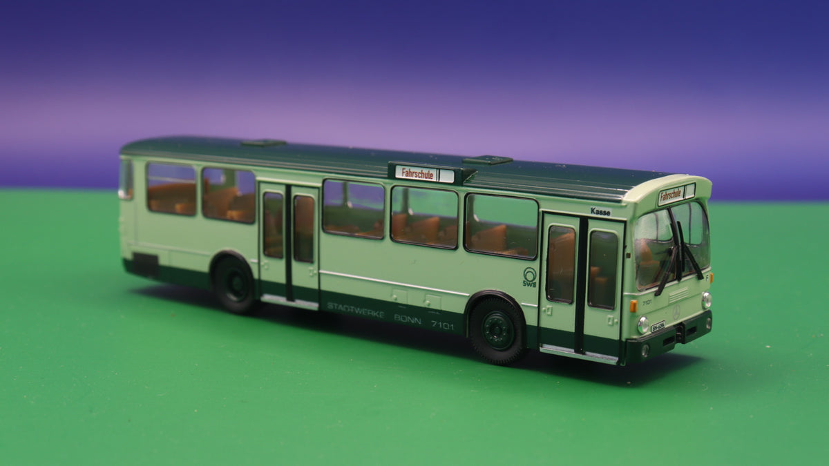 Mercedes Benz O305 - Stadtwerke Bonn - Fahrschule - Modellbus Brekina *mit Vitrine