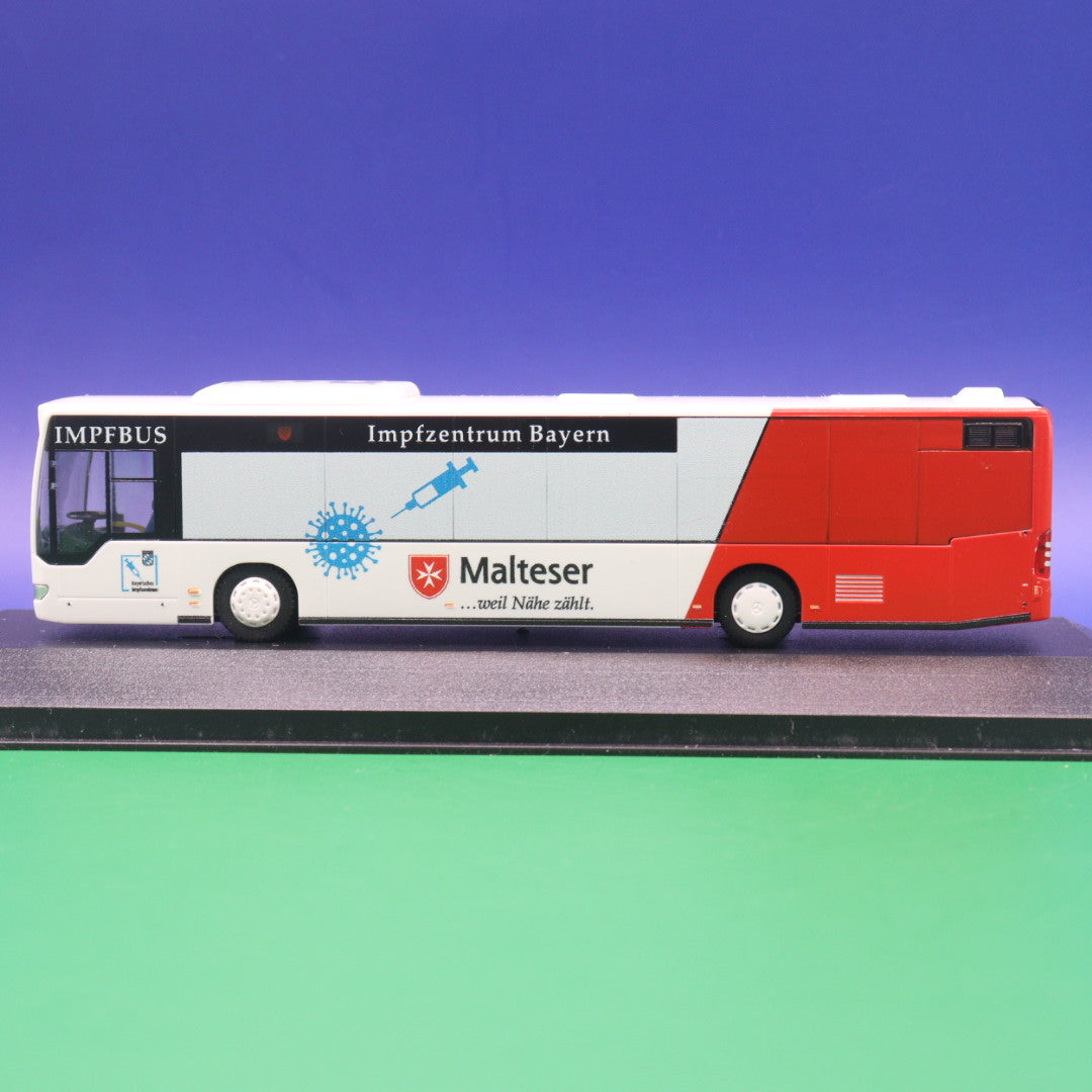 Mercedes Benz O530 Citaro C2 - Malteser Impfbus Bayern - mit Präsentierbox - Modellbus Ritze 69911